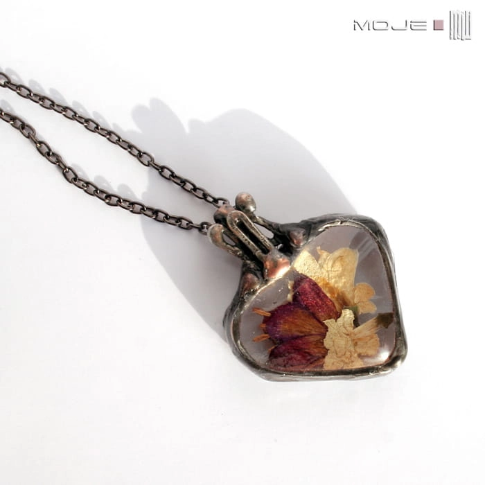 Serce z bzem i fuksją,  wisior ze szkła, z suszonymi kwiatami, szklane serce, serce ze szkła, serce z kwiatami, biżuteria fusing, szklany wisior, suszone  kwiaty, prezent, biżuteria autorska, biżuteria Tiffany, walentynki