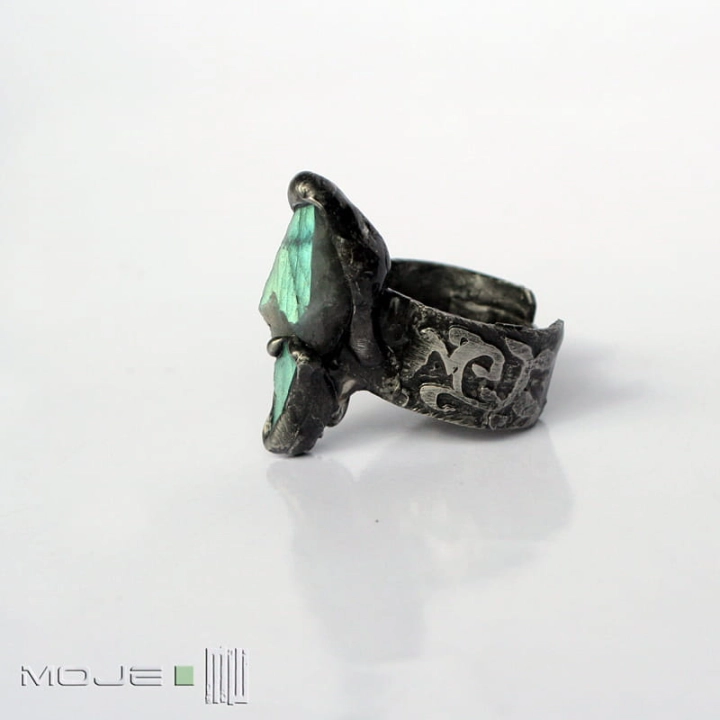 Lazurowe tąpniecie, pierścionek z labradorytem, miedziany pierścionek