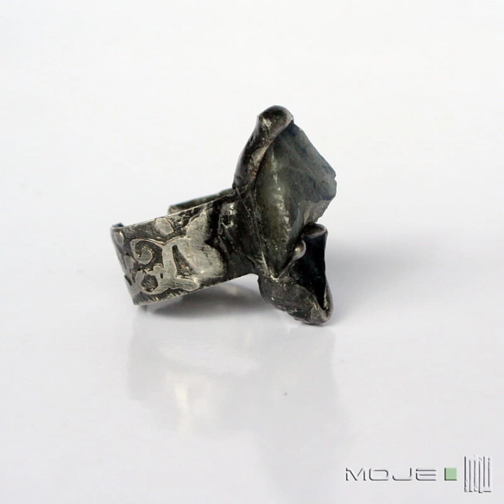 Lazurowe tąpniecie, pierścionek z labradorytem, miedziany pierścionek