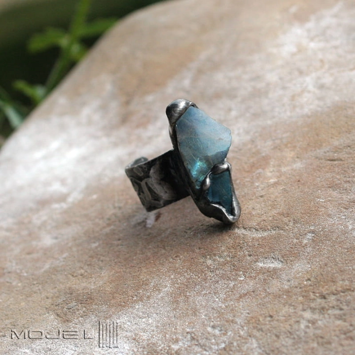 Lazurowe tąpniecie, pierścionek z labradorytem, miedziany pierścionek