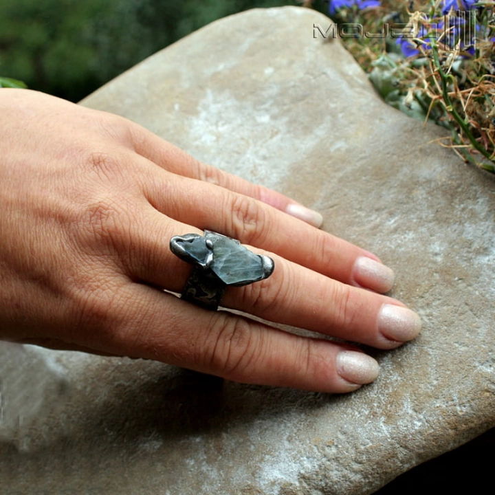 Lazurowe tąpniecie, pierścionek z labradorytem, miedziany pierścionek