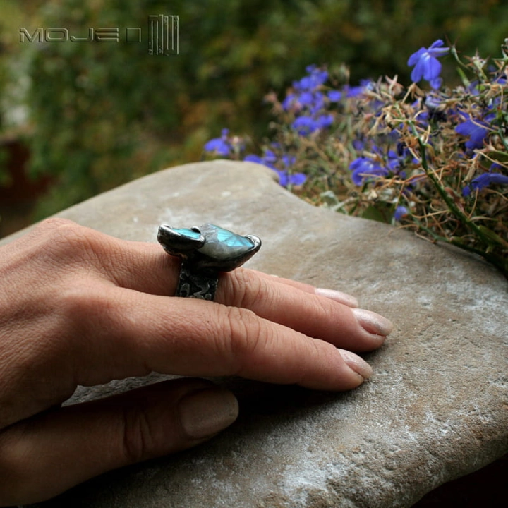 Lazurowe tąpniecie, pierścionek z labradorytem, miedziany pierścionek