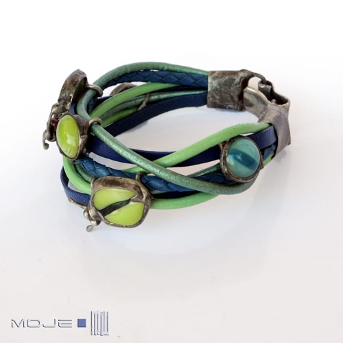 Z owadami na zielono i niebiesko, bransoletka z rzemieni, szklane owady, fusing