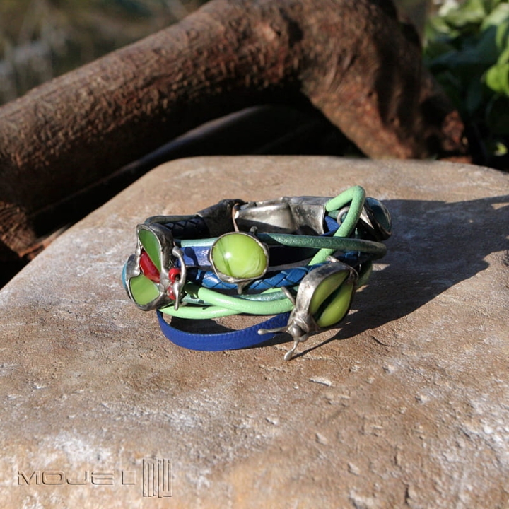 Z owadami na zielono i niebiesko, bransoletka z rzemieni, szklane owady, fusing