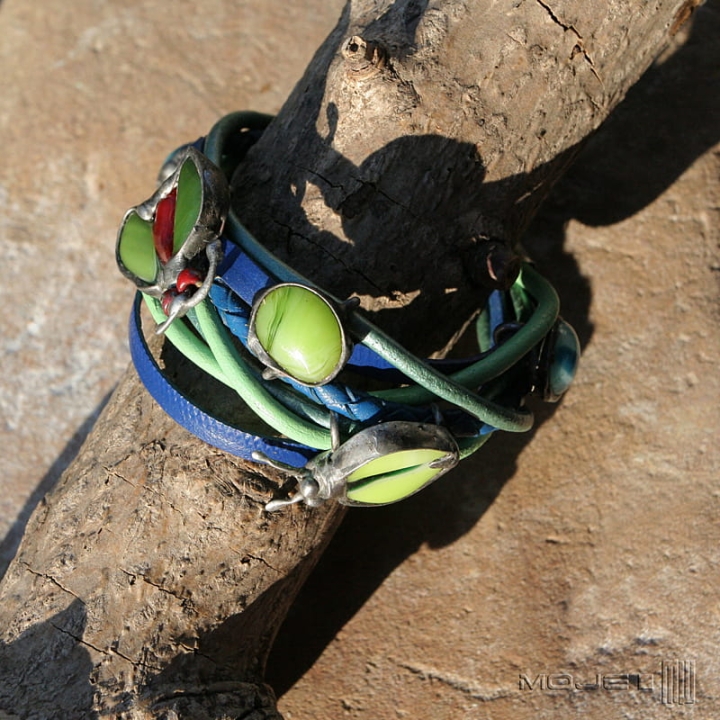 Z owadami na zielono i niebiesko, bransoletka z rzemieni, szklane owady, fusing