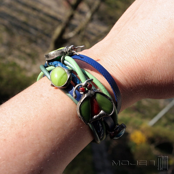 Z owadami na zielono i niebiesko, bransoletka z rzemieni, szklane owady, fusing