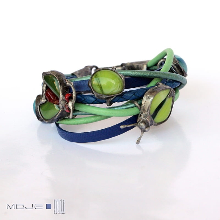 Z owadami na zielono i niebiesko, bransoletka z rzemieni, szklane owady, fusing