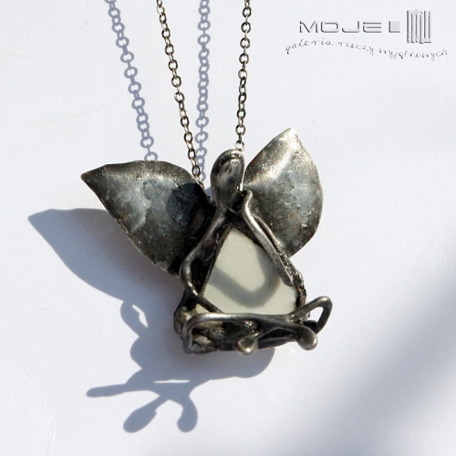 Zamyślony anioł, wisiorek z aniołem, miedziany