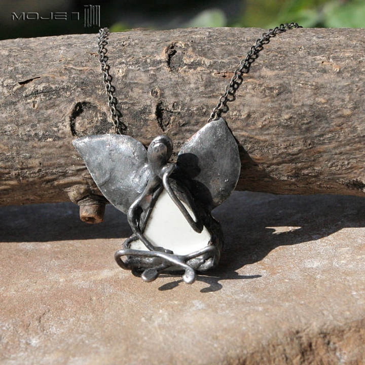 Zamyślony anioł, wisiorek z aniołem, miedziany