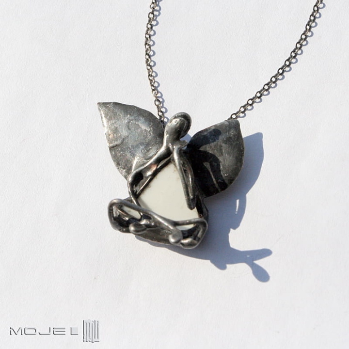 Zamyślony anioł, wisiorek z aniołem, miedziany