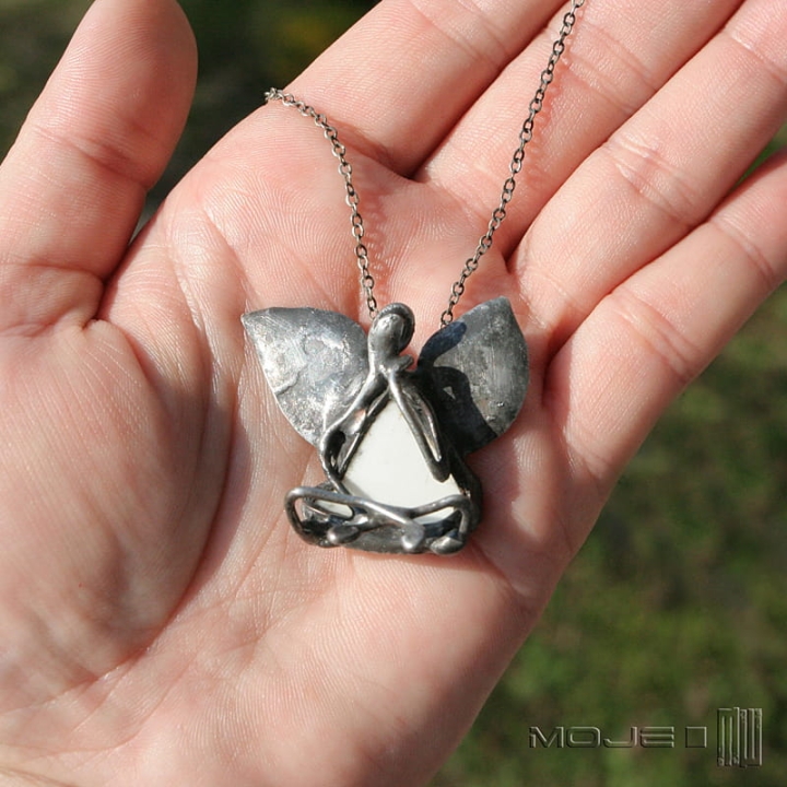 Zamyślony anioł, wisiorek z aniołem, miedziany