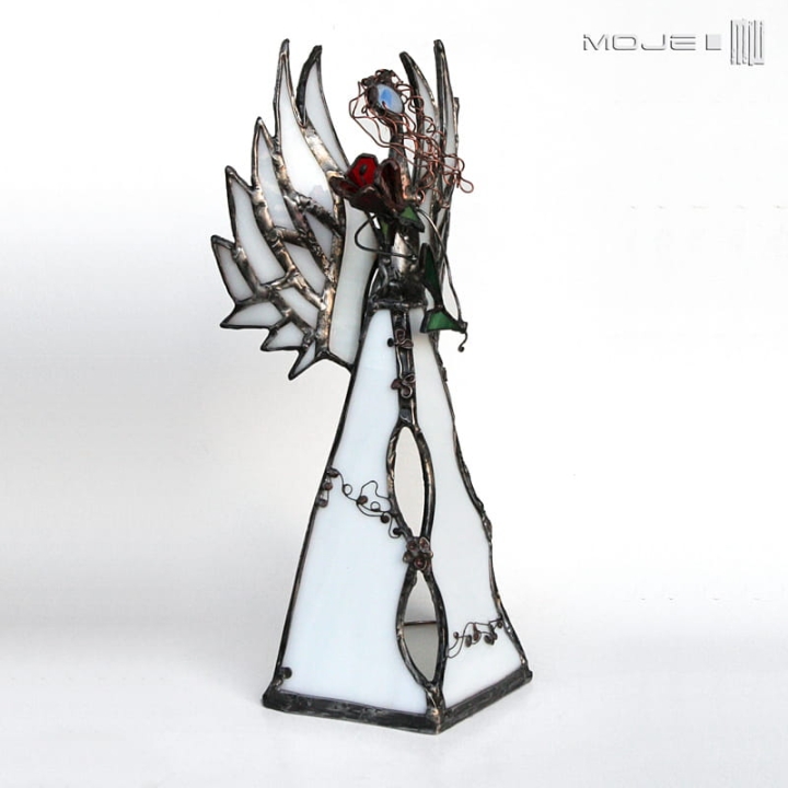 Lavemezhu, szklany stojący anioł, witrażowy