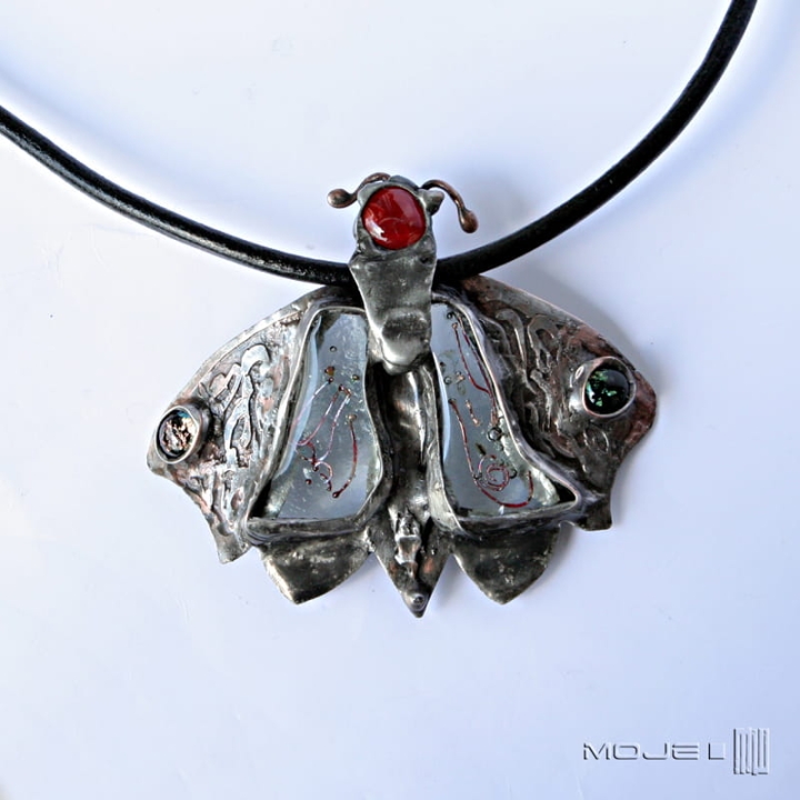 Ćma królewska, duży wisior z miedzi i szkła