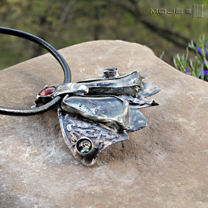 Ćma królewska, duży wisior z miedzi i szkła