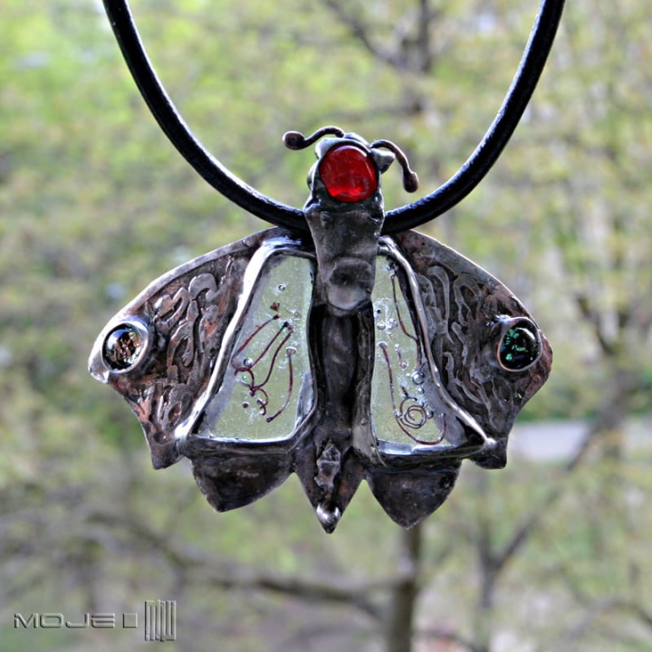 Ćma królewska, duży wisior z miedzi i szkła