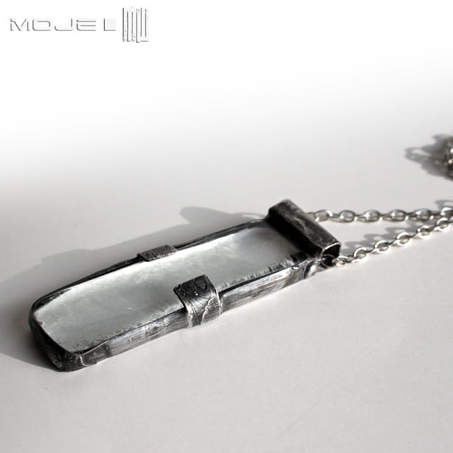 pamiątka z krainy lodu II, szklany wisior, biżuteria fusing, miedziana oprawa, szklano-miedziany, bezbarwne szkło, biżuteria Tiffany