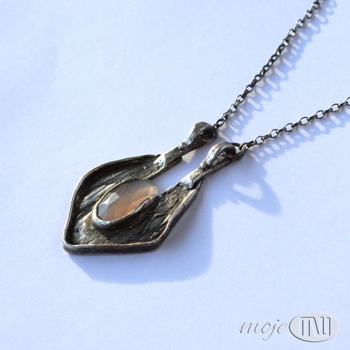 Wisior-z-Doliny-Krolowych-srebrny-wisior-z-kamieniem-ksiezycowym-srebro-art-clay-recznie-robiony-fasetowany-kamien-ksiezycowy-lososiowy-prezent