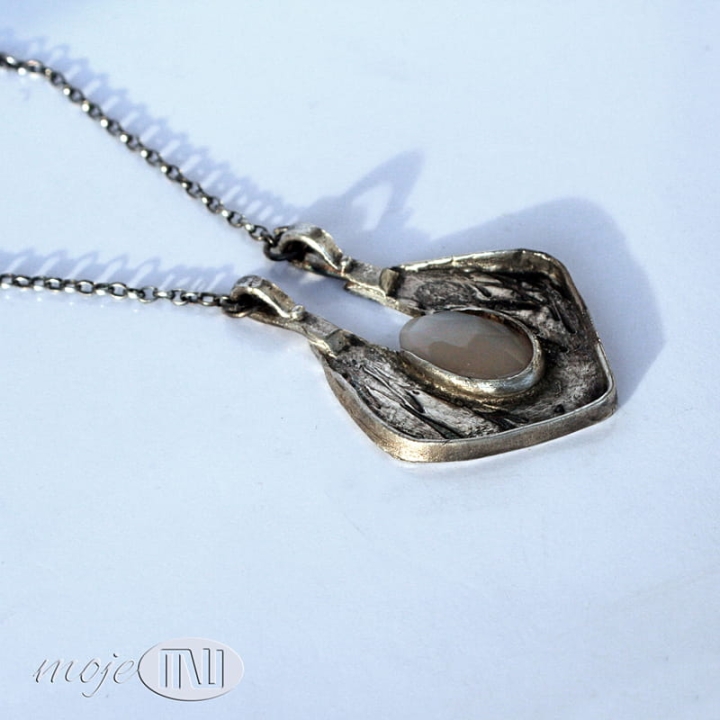 Wisior-z-Doliny-Krolowych-srebrny-wisior-z-kamieniem-ksiezycowym-srebro-art-clay-recznie-robiony-fasetowany-kamien-ksiezycowy-lososiowy-prezent
