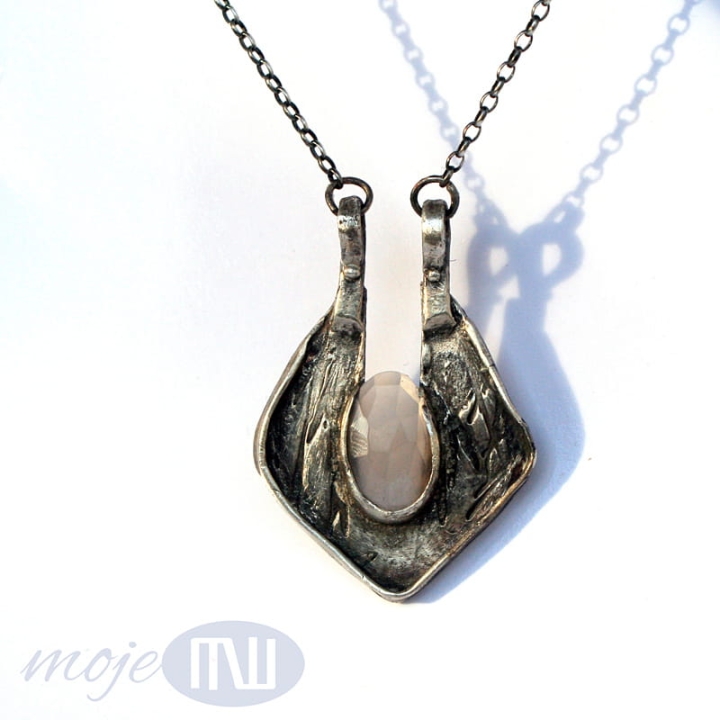 Wisior-z-Doliny-Krolowych-srebrny-wisior-z-kamieniem-ksiezycowym-srebro-art-clay-recznie-robiony-fasetowany-kamien-ksiezycowy-lososiowy-prezent