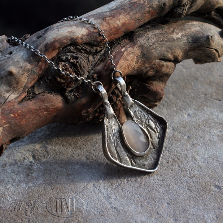 Wisior-z-Doliny-Krolowych-srebrny-wisior-z-kamieniem-ksiezycowym-srebro-art-clay-recznie-robiony-fasetowany-kamien-ksiezycowy-lososiowy-prezent