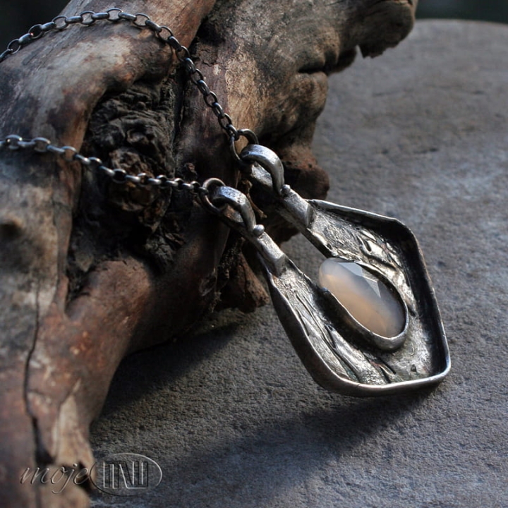 Wisior-z-Doliny-Krolowych-srebrny-wisior-z-kamieniem-ksiezycowym-srebro-art-clay-recznie-robiony-fasetowany-kamien-ksiezycowy-lososiowy-prezent