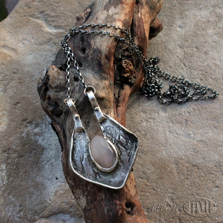 Wisior-z-Doliny-Krolowych-srebrny-wisior-z-kamieniem-ksiezycowym-srebro-art-clay-recznie-robiony-fasetowany-kamien-ksiezycowy-lososiowy-prezent