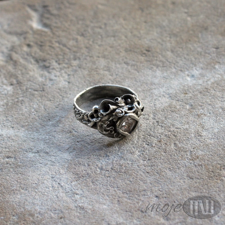 Strojny-srebrny-pierscionek-z-kwiatkami-srebro-Art-Clay-cyrkonia-ze-srebra-wzorzysty