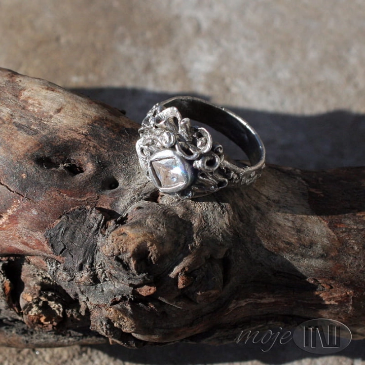 Strojny-srebrny-pierscionek-z-kwiatkami-srebro-Art-Clay-cyrkonia-ze-srebra-wzorzysty