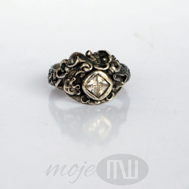 Strojny-srebrny-pierscionek-z-kwiatkami-srebro-Art-Clay-cyrkonia-ze-srebra-wzorzysty