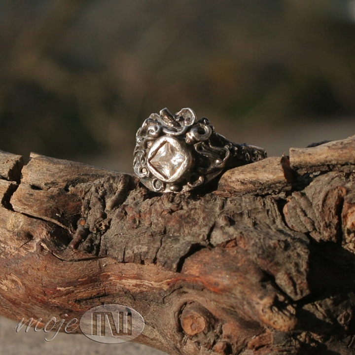 Strojny-srebrny-pierscionek-z-kwiatkami-srebro-Art-Clay-cyrkonia-ze-srebra-wzorzysty