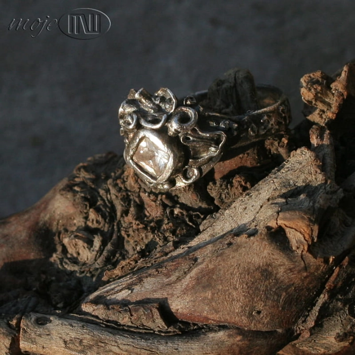 Strojny-srebrny-pierscionek-z-kwiatkami-srebro-Art-Clay-cyrkonia-ze-srebra-wzorzysty