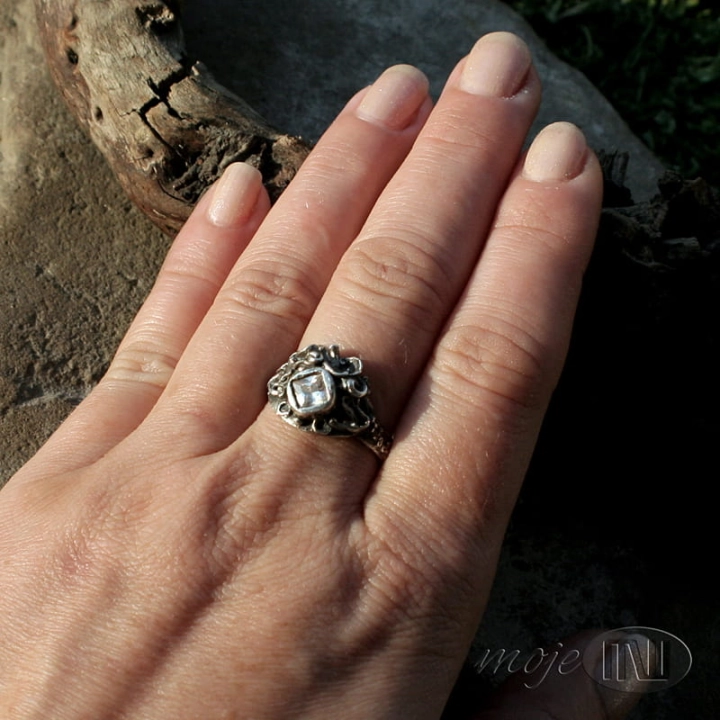 Strojny-srebrny-pierscionek-z-kwiatkami-srebro-Art-Clay-cyrkonia-ze-srebra-wzorzysty