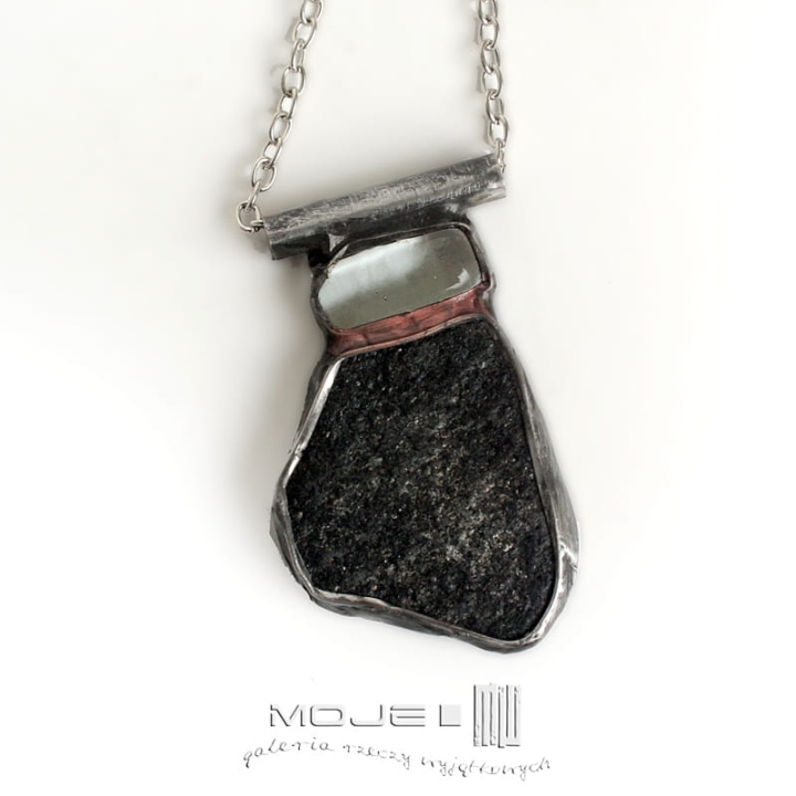 Czarny kamień z górskiej rzeki, wisior, kamień naturalny