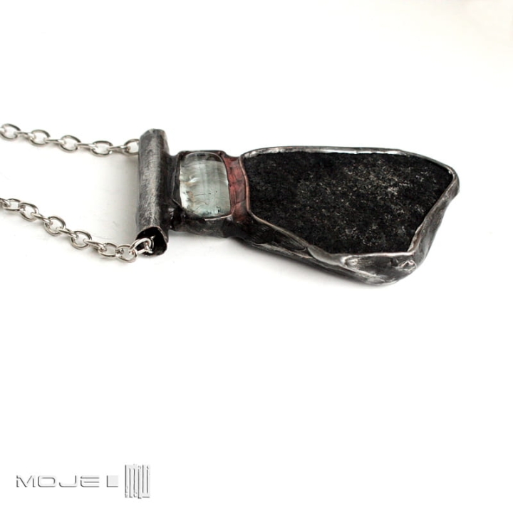 Czarny kamień z górskiej rzeki, wisior, kamień naturalny