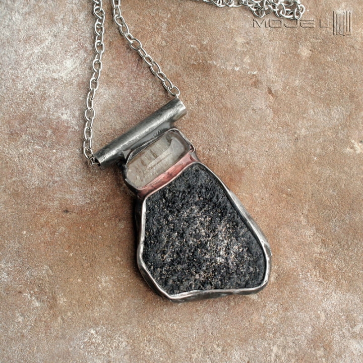 Czarny kamień z górskiej rzeki, wisior, kamień naturalny