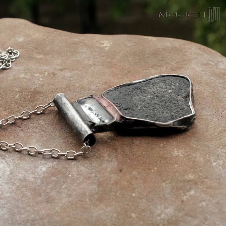 Czarny kamień z górskiej rzeki, wisior, kamień naturalny