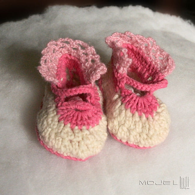 Paputki z różowym brzeżkiem, buciki z włóczki dla dzieci