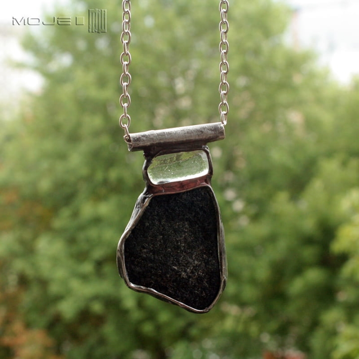 Czarny kamień z górskiej rzeki, wisior, kamień naturalny