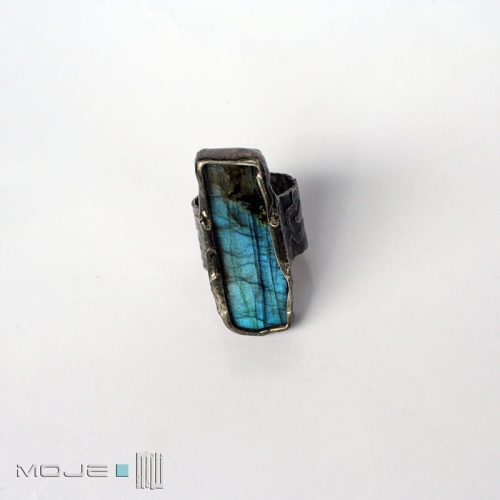 Prawie prostokąt, miedziany pierścionek z labradorytem