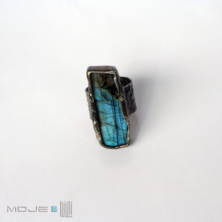 Prawie prostokąt, miedziany pierścionek z labradorytem