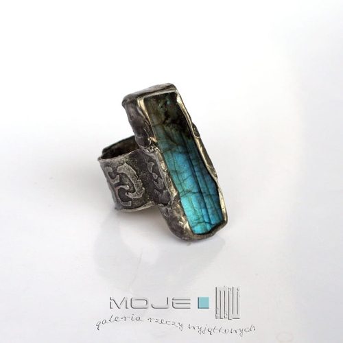 Prawie prostokąt, miedziany pierścionek z labradorytem