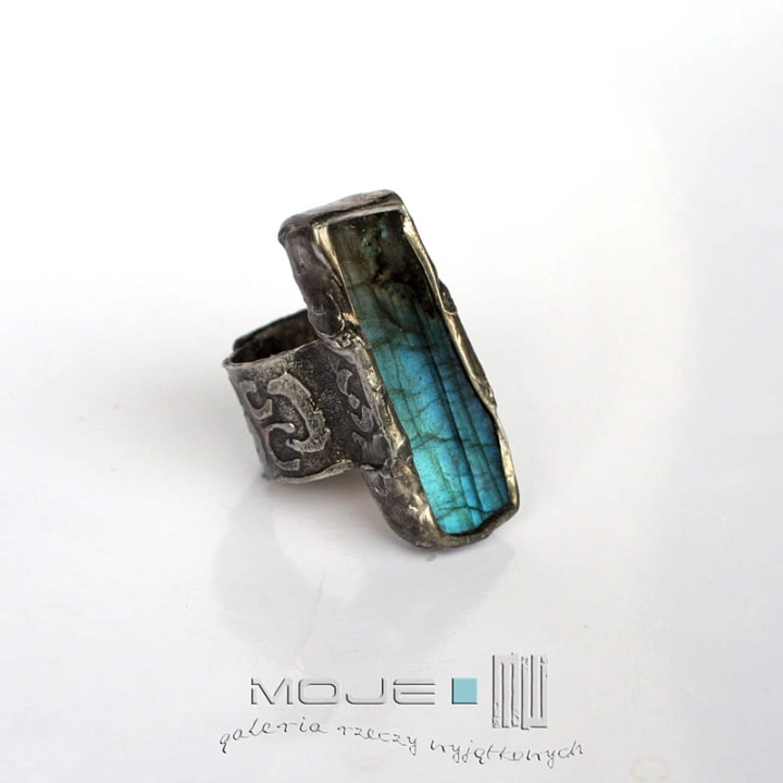 Prawie prostokąt, miedziany pierścionek z labradorytem