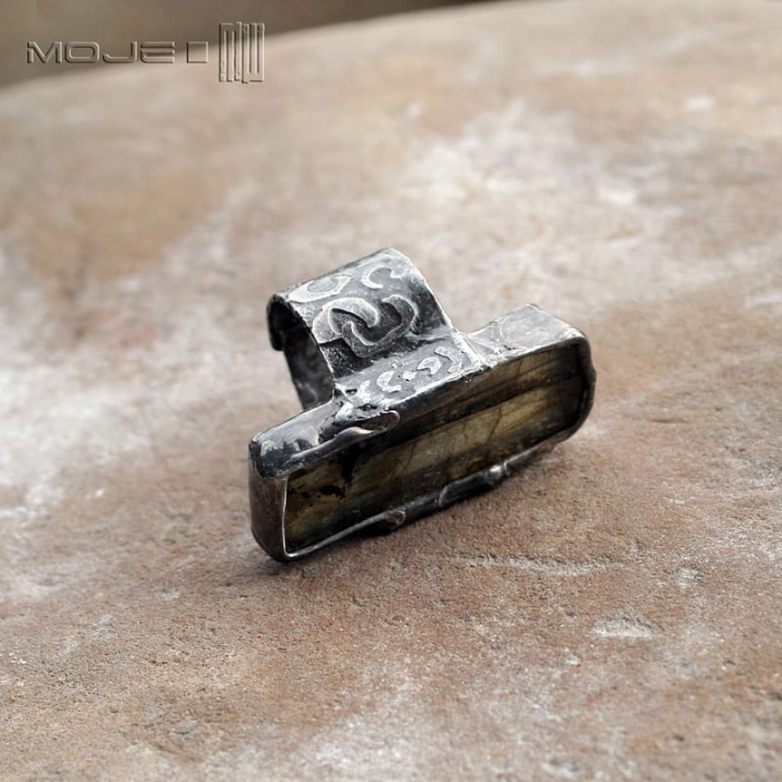 Prawie prostokąt, miedziany pierścionek z labradorytem