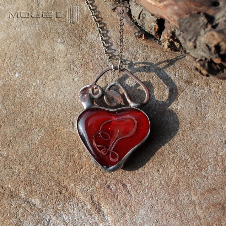 Czerwone serce z tajemnicą, szklane serce, wisior