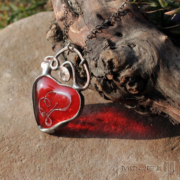 Czerwone serce z tajemnicą, szklane serce, wisior