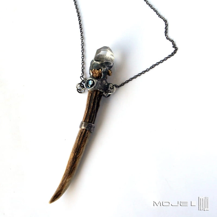 Skarb-lesnego-elfa-wisior-z-rogu-parostek-rogowy-bizuteria-poganska-krysztal-gorski-wisior-z-kryształem-górskim