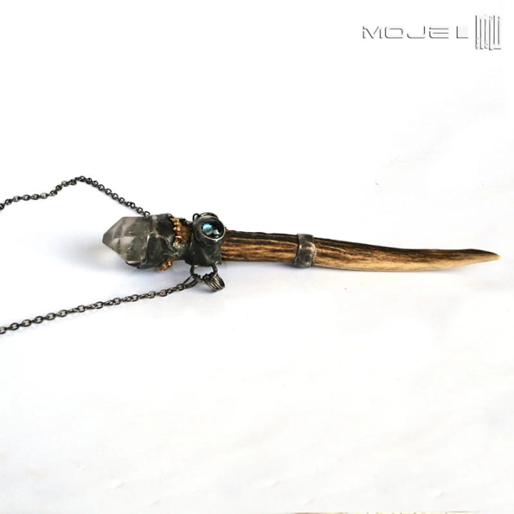 Skarb-lesnego-elfa-wisior-z-rogu-parostek-rogowy-bizuteria-poganska-krysztal-gorski-wisior-z-kryształem-górskim