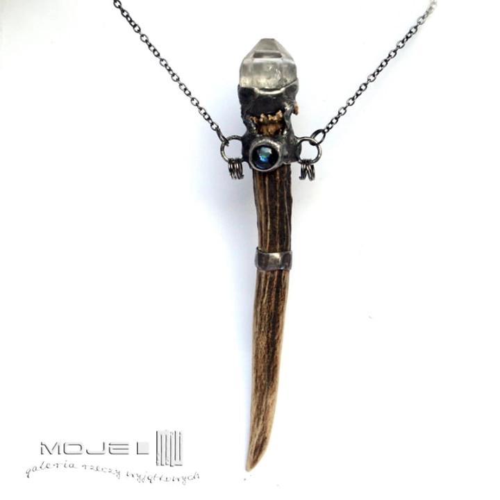 Skarb-lesnego-elfa-wisior-z-rogu-parostek-rogowy-bizuteria-poganska-krysztal-gorski-wisior-z-kryształem-gorskim