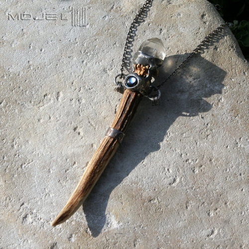 Skarb-lesnego-elfa-wisior-z-rogu-parostek-rogowy-bizuteria-poganska-krysztal-gorski-wisior-z-kryształem-górskim