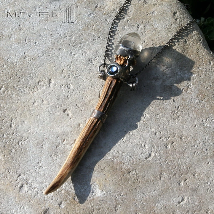 Skarb-lesnego-elfa-wisior-z-rogu-parostek-rogowy-bizuteria-poganska-krysztal-gorski-wisior-z-kryształem-górskim